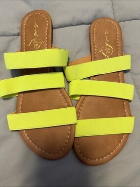 Sole mates Women’s Slide Sandals with Neon Yellow Straps size large 8/9